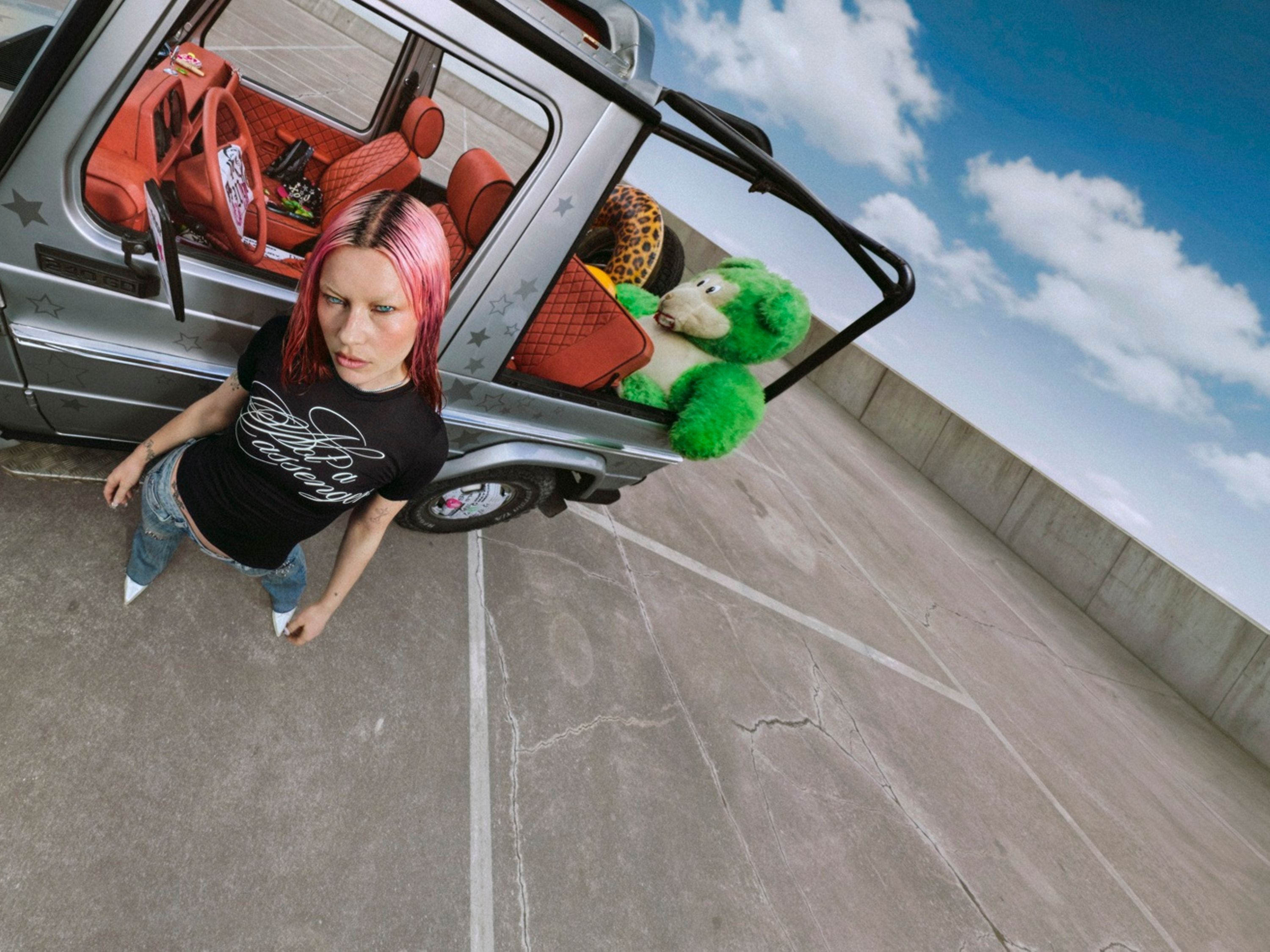 Wet Leg Cover The Cardigans For Deutsche Telekom's New Gen Z Campaign — image 1