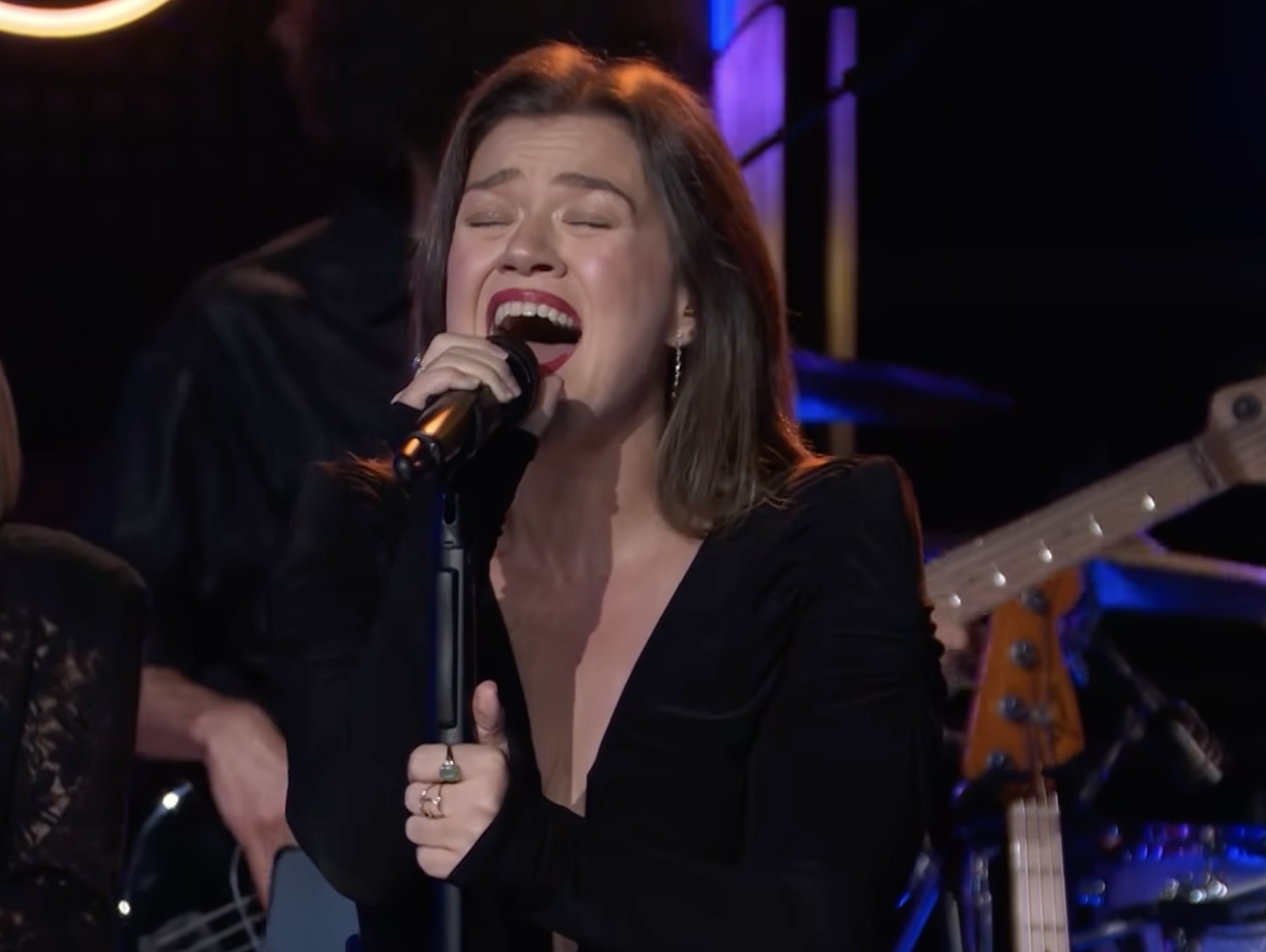 Kelly Clarkson Ends Kellyoke With Viral Powerhouse "Golden" Cover — image 1